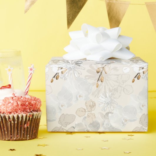 薄いクリームの上の白いラン  ラッピングペーパー (誕生日パーティー)