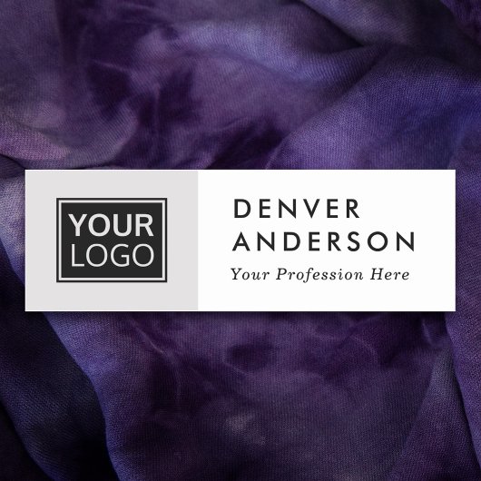 薄いグレーと白カスタムのロゴ、名前とタイトル 名札