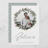 薄いサージグリーンのクリスマスリースの写真を信じて シーズンカード (正面/裏面)