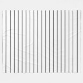 薄いストライプ、白の上に木炭グレー フリースブランケット (正面(横))