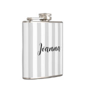 薄いパーソナライズされたグレーと白のストライプ フラスク (右)