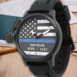 薄いパーソナライズされたブルーラインバッジ番号警察 腕時計<br><div class="desc">この祝薄い青い線の警察の腕時計で優れた警察官に感謝を示す – 警察旗の色のアメリカの国旗のデザイン、動揺してデザイン。サービス賞や警察卒業式の贈り物や警察の退職の贈り物に最適。バッジ番号でパーソナライズCOPYRIGHT © 2020 Judy Burrows,  Black Dog Art - All Rights Reserved.薄いパーソナライズされたブルーラインバッジ番号警察時計</div>