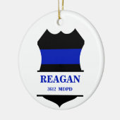 薄いパーソナライズされたブルーライン警察シールド セラミックオーナメント (左)