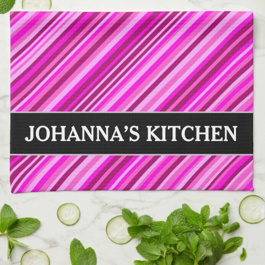薄いピンクとマゼンタの線のパターン+名前をカスタムする キッチンタオル (折り畳み)