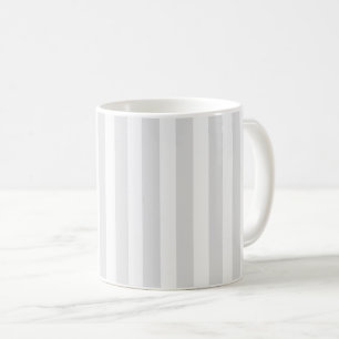 薄い灰色と白いキャンディストライプー コーヒーマグカップ