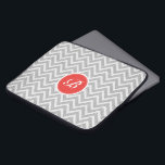 薄い灰色のシェブロンパターンリネンのテクスチャモノグラム ラップトップスリーブ<br><div class="desc">薄エレガントいグレーと白のレトロなchevron幾何学的シームレスパターンとリネンのテクスチャとカスタマイズ可能でオプションのモノグラム。Touchオレンジ – レッド。</div>