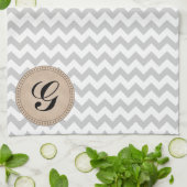 薄い灰色のシェブロン-カスタムな文字 キッチンタオル (折り畳み)