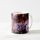 薄い紫色のアスターの花を持つピンクのブーケ コーヒーマグカップ (正面右)
