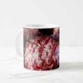 薄い紫色のアスターの花を持つピンクのブーケ コーヒーマグカップ (正面左)