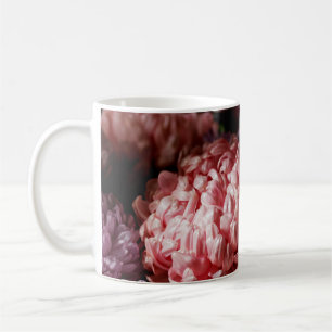 薄い紫色のアスターの花を持つピンクのブーケ コーヒーマグカップ