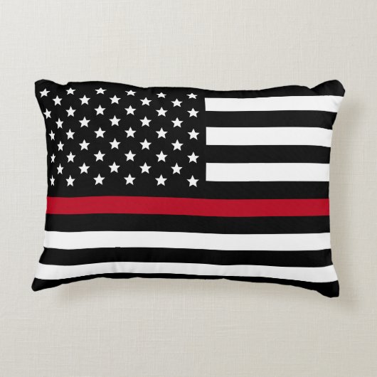 薄い赤線消防士の旗は名前を加えます アクセントクッション (裏面)