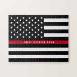 薄い赤線消防士の米国旗のモノグラム ジグソーパズル<br><div class="desc">このおもしろいのパズルは個人化なるためにあなたの黒い背景の星条旗との白黒消防士の薄い赤線米国旗のデザインおよび名前を特色にします。 ユニークなギフトを作ります。</div>