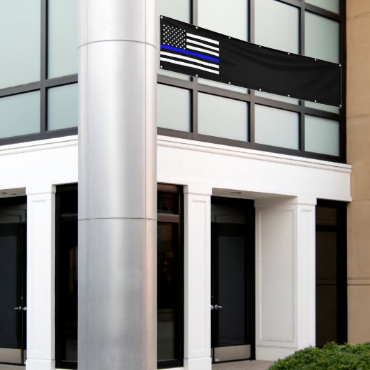 薄い青いラインのアメリカ国旗の装飾 横断幕 (ビルの外側)