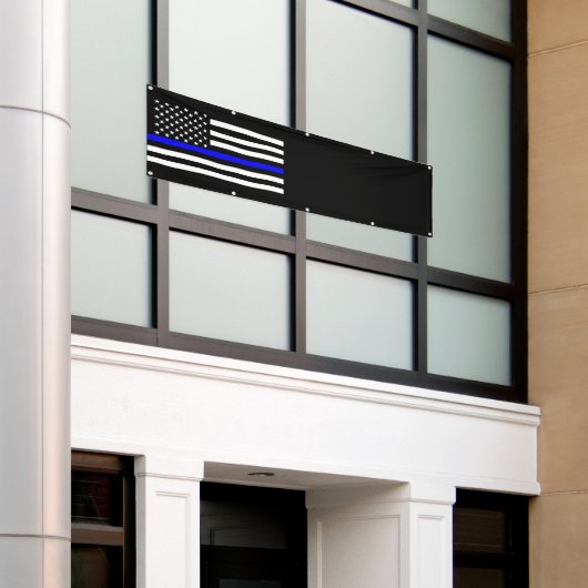 薄い青いラインのアメリカ国旗の装飾 横断幕 (ビルの外側)