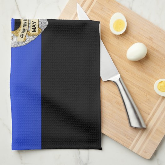 薄い青い線のフラグとバッジ キッチンタオル (四つ折り)