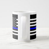 薄い青い線の黒白の米国国旗 ジャンボコーヒーマグカップ (裏面)