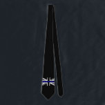 薄い青い線 – 英国 ネクタイ<br><div class="desc">「細い青い線」は、社会が激しい混沌の中に落ち込む線として保、警察の概念を指す用語である。[1] 「細い青い線」の「青」は、多くの警察署の制服の青い色を指す。これが統一されたイギリス版。</div>