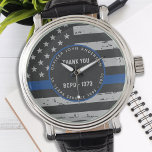 薄い青い線 – 退職 – ありがとう警察 腕時計<br><div class="desc">この祝薄い青い線で優れた警察官に感謝を示すと – 警察の腕時計に感謝 – 警察旗の色のアメリカ国旗のデザイン動揺して、デザイン。サービス賞や警察の退職の贈り物に最適。名前、勤続年数、勤続年数でパーソナライズ。COPYRIGHT © 2020 Judy Burrows,  Black Dog Art - All Rights Reserved.</div>