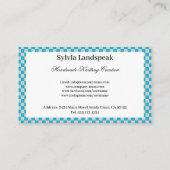 薄い青とベージュのチェックパターンと編み物 名刺 (裏面)