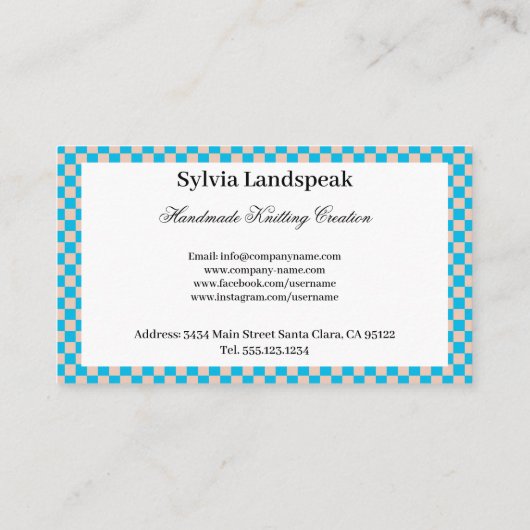 薄い青とベージュのチェックパターンと編み物 名刺 (裏面)