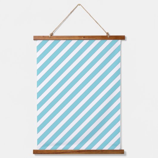 薄い青の対角線のストライプ 吊り下げ型タペストリー (正面)