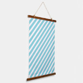 薄い青の対角線のストライプ 吊り下げ型タペストリー (傾斜あり)