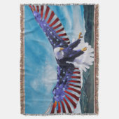 薄い青空に飛んでいる浮かぶ米国の国旗イーグル スローブランケット (正面縦)