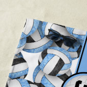 薄い青色の黒バレーボールの女の子チームカラー ビーチタオル (インサイチュ)