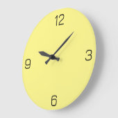 薄い黄色のFFF888色（名前の追加オプション付き） ラージ壁時計 (傾斜)