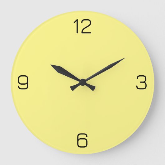 薄い黄色のFFF888色（名前の追加オプション付き） ラージ壁時計 (正面)