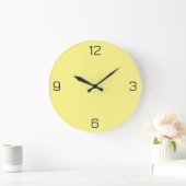 薄い黄色のFFF888色（名前の追加オプション付き） ラージ壁時計 (ホーム)