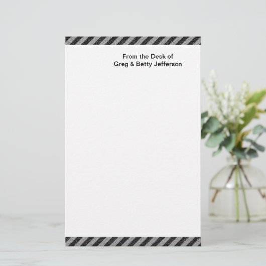 薄い黒とグレーの対角線ストライプ線 便箋 (スタンド正面)