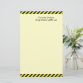 薄い黒と黄色の対角ストライプ線 便箋 (スタンド正面)