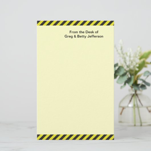 薄い黒と黄色の対角ストライプ線 便箋 (スタンド正面)
