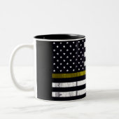 薄れた黄線ディスパッチャーの旗 ツートーンマグカップ (左)