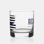 薄パーソナライズされたい青い線の警察官旗 ウイスキーグラス (左)