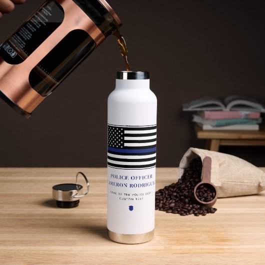 薄パーソナライズされたい青い線の警察官旗 ウォーターボトル (コーヒー)