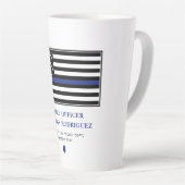 薄パーソナライズされたい青い線の警察官旗 カフェラテマグ (右アングル)