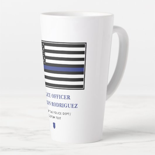 薄パーソナライズされたい青い線の警察官旗 カフェラテマグ (右アングル)