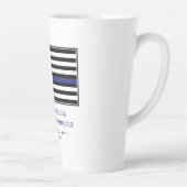 薄パーソナライズされたい青い線の警察官旗 カフェラテマグ (右)