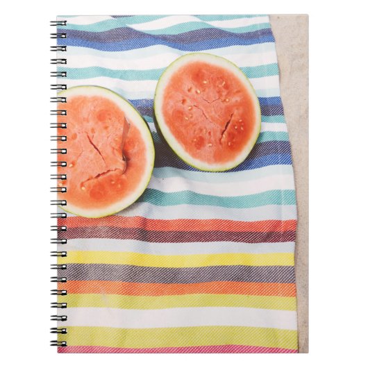 薄切りのスイカの実を布に写した写真を閉じる ノートブック (正面)