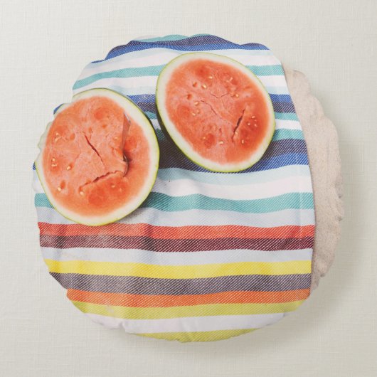 薄切りのスイカの実を布に写した写真を閉じる ラウンドクッション (正面)