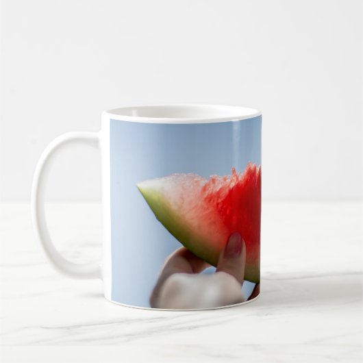 薄切りスイカを持つ人 コーヒーマグカップ (左)