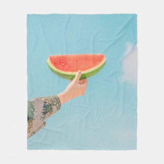 薄切りスイカを持つ人 フリースブランケット