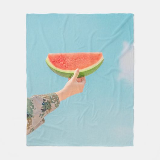 薄切りスイカを持つ人 フリースブランケット (正面)