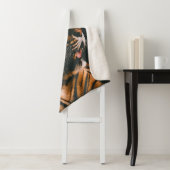 薄暗い明かりのついた部屋の中に横たわる成人の虎 シェルパブランケット (インサイチュ)