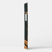 薄暗い明かりのついた部屋の中に横たわる成人の虎 Case-Mate iPhoneケース (裏面 / 右)