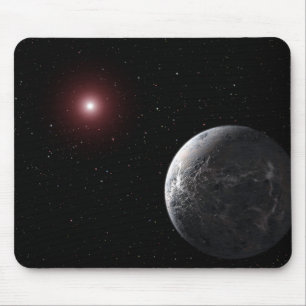 薄暗い星の回りを回る氷ったか岩が多い惑星 マウスパッド