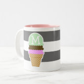 薄暗い灰色の横のアイスクリームコーンは縞で飾ります ツートーンマグカップ (正面左)