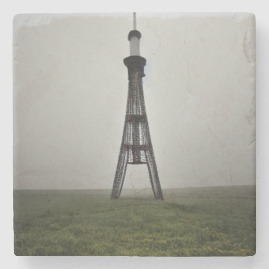 薄暗い霞の高いアンテナ電波塔 ストーンコースター (正面)